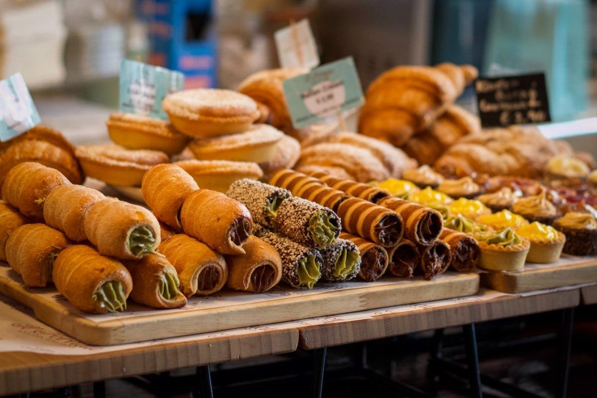 Close up of tray of delicious Italian Cannoli